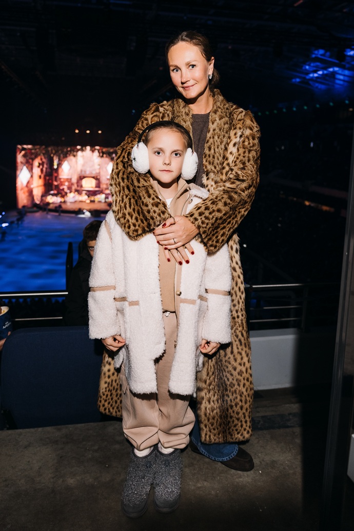 Регина Тодоренко, Лера Кудрявцева, Мария Мельникова и другие звезды стали гостями на аншлаговой премьере ледового шоу «Белоснежка» Евгения Плющенко и Яны Рудковской